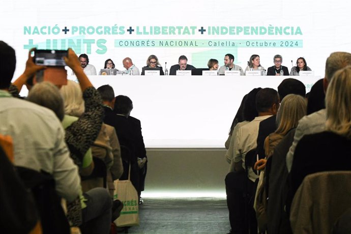 El exsenador de Junts Josep Lluís Cleries preside la mesa del congreso que el partido celebta en Calella (Barcelona)