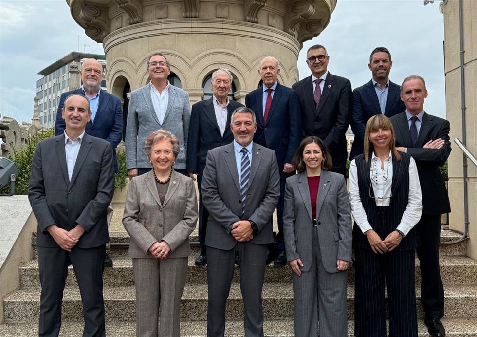 El conseller Smper con los miembros de la Cámara de Tarragona.