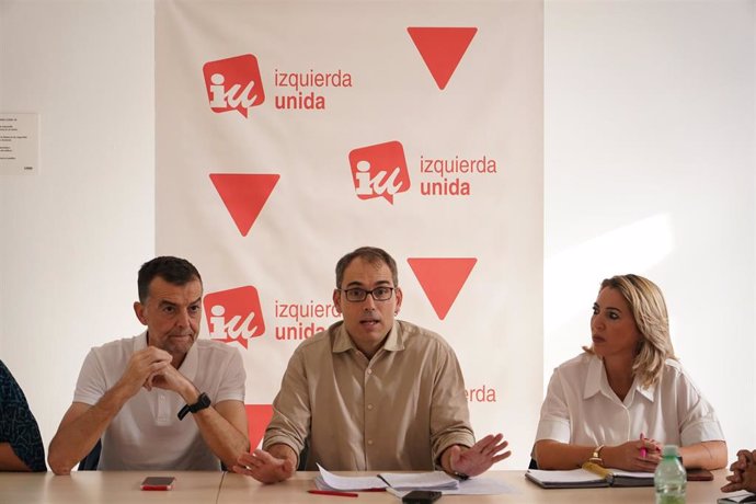 El coordinador general de IU, Antonio Maíllo, (i) y el coordinador general de IU Andalucía y diputado de Sumar en el Congreso, Toni Valero, (d) durante un encuentro con AMPAS de centros educativos públicos de la provincia de Málaga.