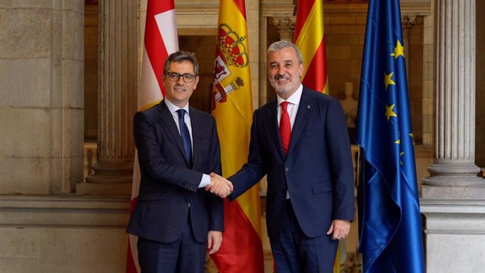 El ministro de la Presidencia, Justicia y Relaciones con las Cortes, Félix Bolaños, y el alcalde de Barcelona, Jaume Collboni, en una reunión en el Ayuntamiento.