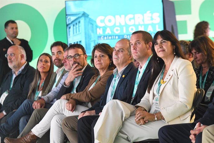 Varios integrantes de Junts durante el congreso de Junts, a 25 de octubre de 2024, en Calella, Barcelona, Cataluña (España). Hoy, arranca en Calella el congreso de Junts, que durará todo el fin de semana y en el que el expresidente de la Generalitat Carle