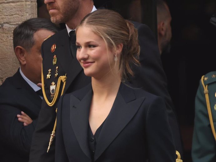 La Princesa Leonor, la Reina Sofía y el Rey Felipe a la salida del Hotel Reconquista para dirigirse al Teatro Campoamor ante la ceremonia de entrega de los 'Premios Princesa de Asturias 2024', a 25 de octubre de 2024, en Oviedo, Asturias (España).