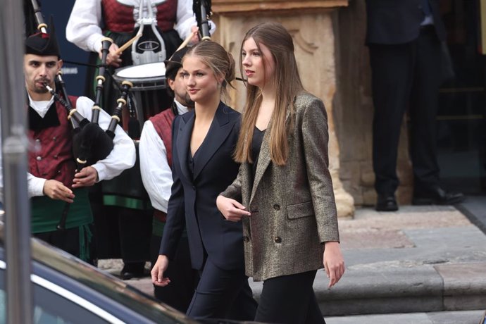 La Princesa Leonor y la Infanta Sofía a la salida del Hotel Reconquista para dirigirse al Teatro Campoamor ante la ceremonia de entrega de los 'Premios Princesa de Asturias 2024', a 25 de octubre de 2024, en Oviedo, Asturias (España). La Fundación Princes