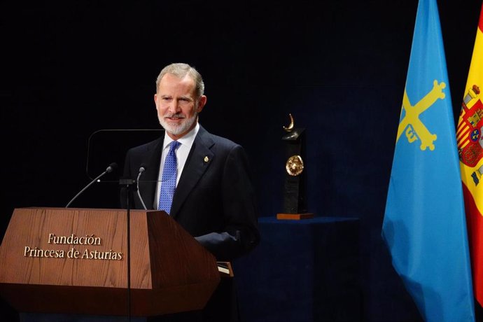 El Rey Felipe VI interviene durante la ceremonia de entrega de los 'Premios Princesa de Asturias 2024' en el Teatro Campoamor, a 25 de octubre de 2024, en Oviedo, Asturias (España). 