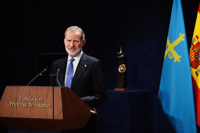 El Rey Felipe VI interviene durante la ceremonia de entrega de los 'Premios Princesa de Asturias 2024' en el Teatro Campoamor, a 25 de octubre de 2024, en Oviedo, Asturias (España). La Fundación Princesa de Asturias celebra hoy los Premios Princesa de Ast