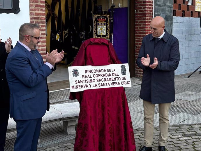 El alcalde y el abad de la cofradía descubren la placa de la nueva rinconada en la ciudad de León