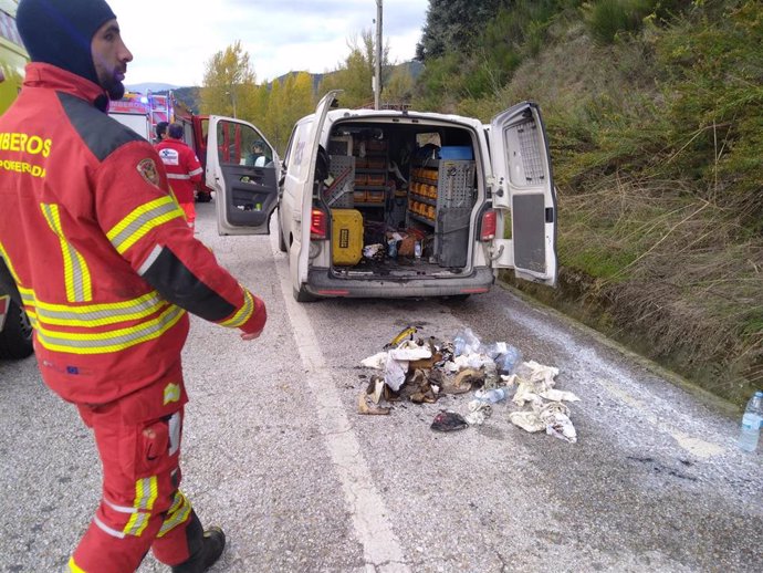 Vehículo que ha ardido este viernes en La Barosa (León)