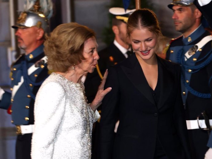 La Reina Sofía y la Princesa Leonor a su salida del Teatro Campoamor tras asistir a la ceremonia de entrega de los 'Premios Princesa de Asturias 2024', a 25 de octubre de 2024, en Oviedo, Asturias (España).