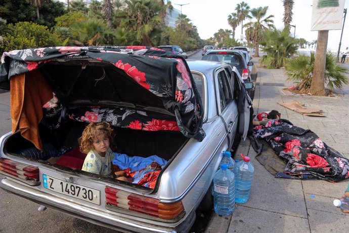 Un niño desplazado en el maletero de un coche en Sidón, en Líbano