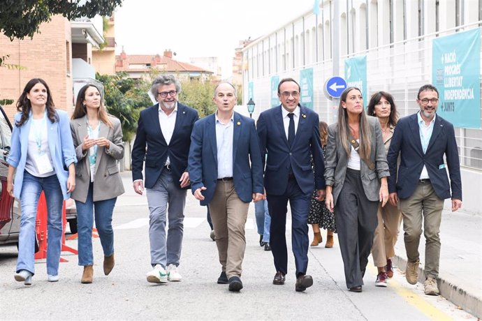 Varios integrantes de Junts a su llegada al congreso de Junts, a 25 de octubre de 2024, en Calella, Barcelona, Cataluña (España). Hoy, arranca en Calella el congreso de Junts, que durará todo el fin de semana y en el que el expresidente de la Generalitat 