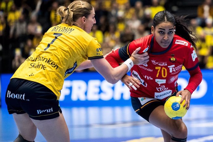 Carmen Arroyo, en un partido con la selección española de balonmano.