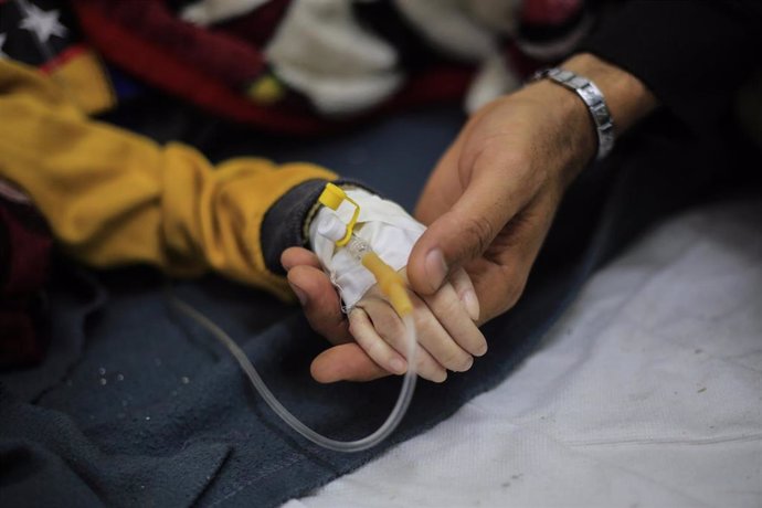 Archivo - Un niño conectado a una máquina de oxígeno en Rafá, en la Franja de Gaza