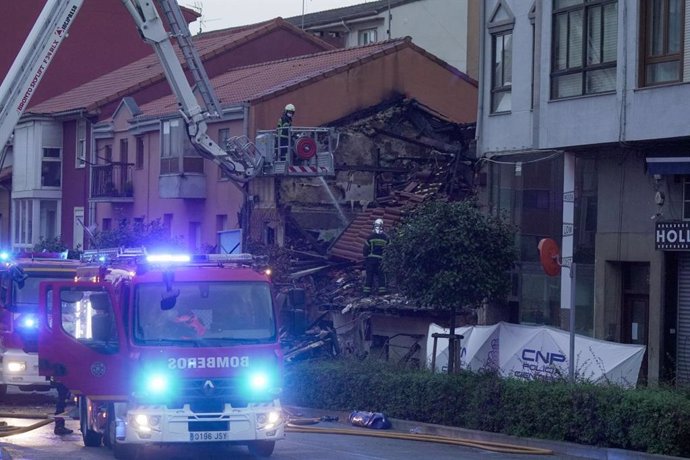 Los bomberos actuando en el edificio derrumbado de La Albericia