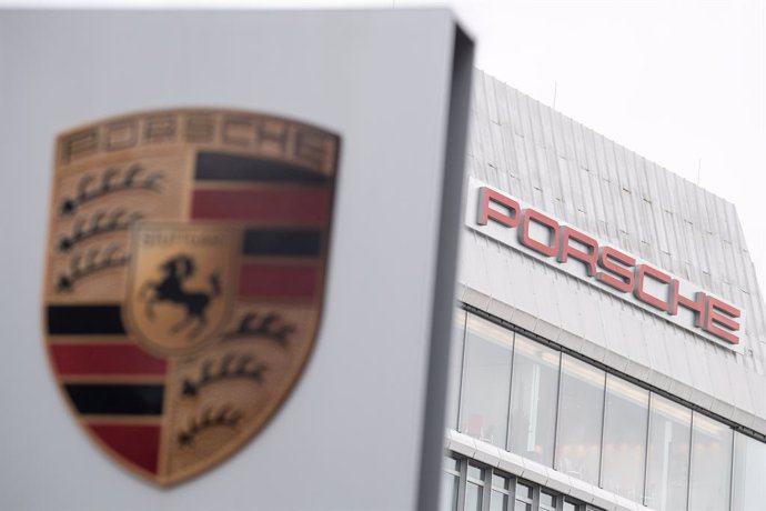 Archivo - FILED - 16 March 2021, Baden-Wuerttemberg, Stuttgart: The word "Porsche" is written behind the company logo. Photo: Sebastian Gollnow/dpa