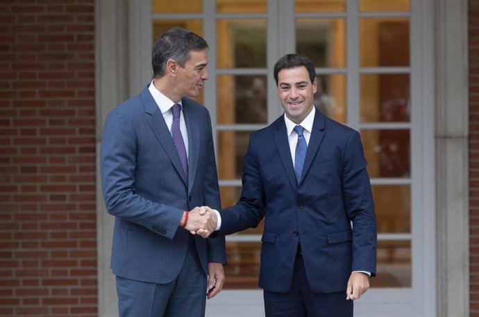 Archivo - El presidente del Gobierno, Pedro Sánchez (i), recibe al lehendakari Imanol Pradales (d), en el Complejo de La Moncloa,  septiembre de 2024, en Madrid (España). 