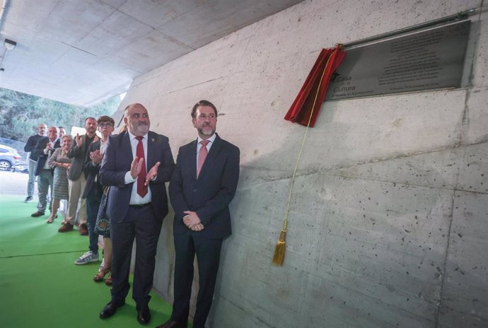 El expresidente del Cabildo de Tenerife, Carlos Alonso, y el alcalde de El Rosario, Escolástico Gil, descubren la placa con la nueva denominación de la Casa de la Cultura