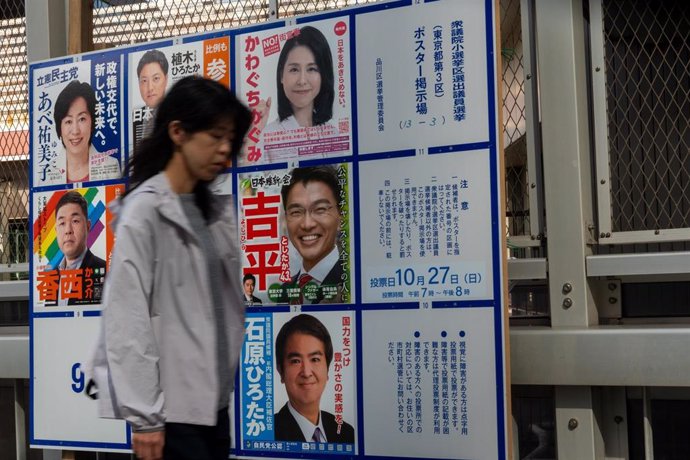 Una mujer en la capital de Japón, Tokio, frente a carteles electorales de las elecciones parlamentarias del 27 de octubre.