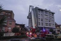 Tres edificios desalojados tras derrumbarse e incendiarse otro por la explosión en Santander