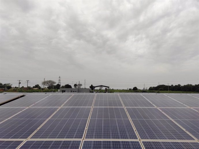 Vista general de la planta fotovoltaica de Kahone, en Senegal