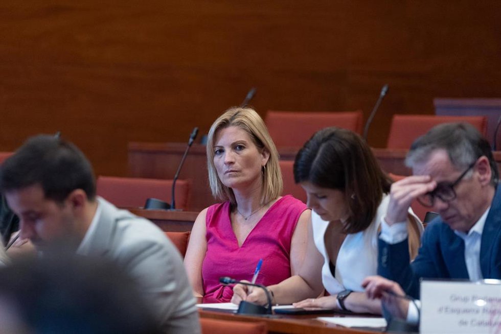 Archivo - La vicepresidenta primera del Parlament, Raquel Sans (2i), y la portavoz de Esquerra Republicana en el Parlament de Catalunya, Marta Vilalta (2d)