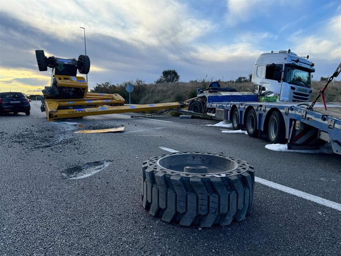 Retenciones en la AP-6 tras el choque de una grúa con un vehículo