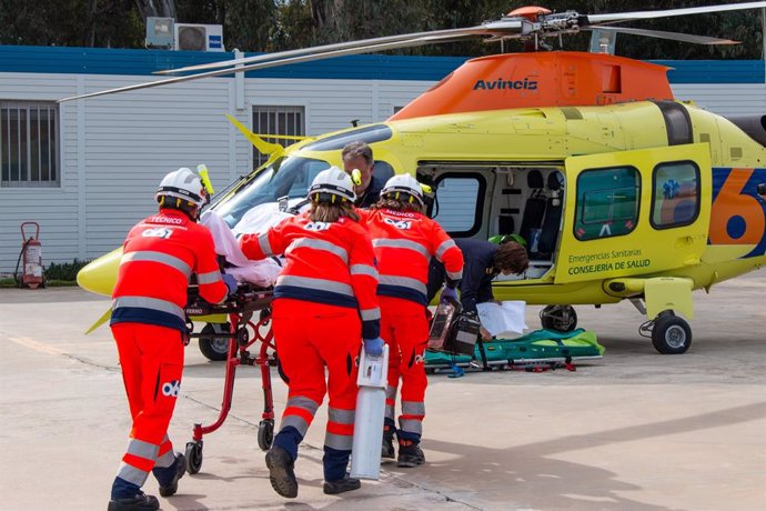 Uno de los helicópteros del 061 en su base de Málaga.