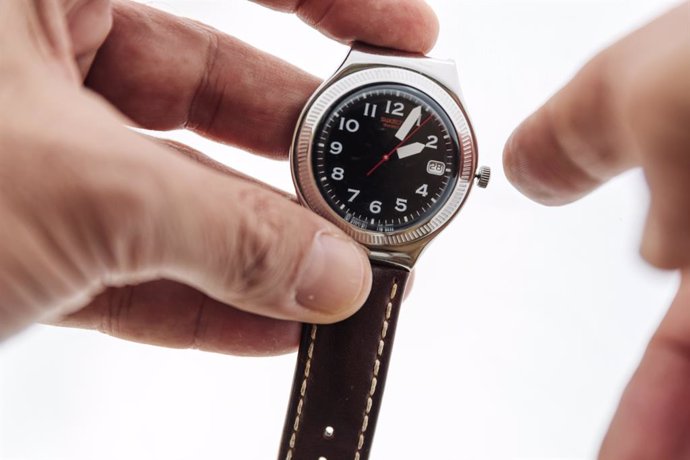 Archivo - Una persona atrasa el reloj a las 2.00 horas, a 28 de octubre de 2023, en Madrid (España). En la madrugada de hoy al domingo, 29 de octubre, los españoles retrasan una hora sus relojes como cada año. Las 03.00 horas de la España peninsular pasan