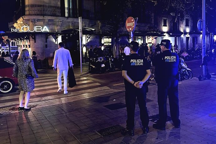 La Policía Local de Palma refuerza la vigilancia en el eje de ocio nocturno de Santa Catalina - paseo Marítimo