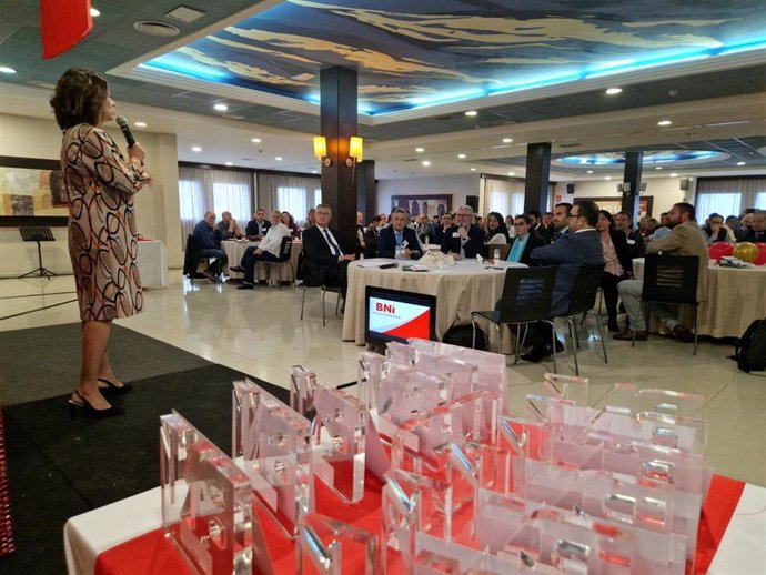 La alcaldesa Emma Buj durante su alocución a los empresarios asistentes a la reunión en Teruel de Business Network International (BNI)