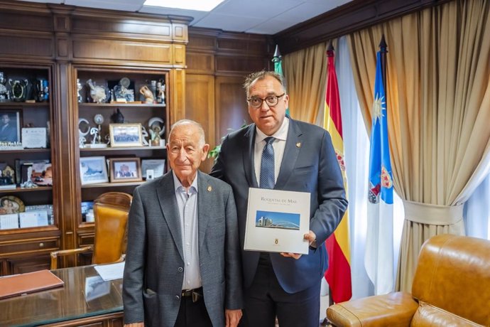 El consejero de Turismo y Andalucía Exterior, Arturo Bernal, junto al alcalde de Roquetas de Mar, Gabriel Amat.