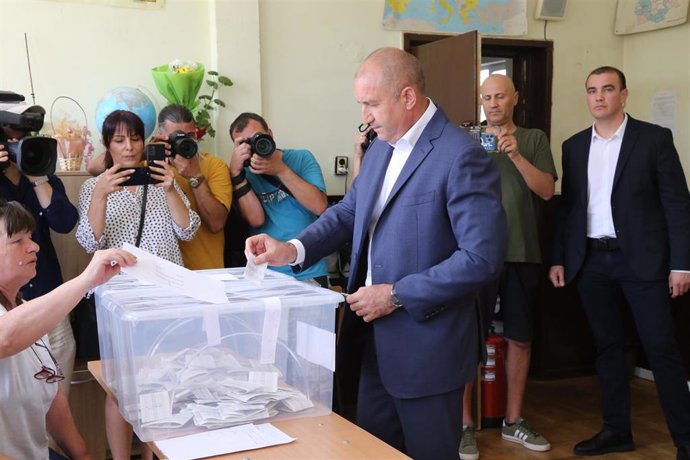 Archivo - El presidente de Bulgaria, Rumen Radev, votando en las elecciones de junio de 2024.