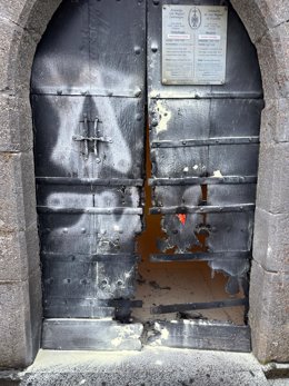 Imagen de la puerta de acceso del santuario de San Miguel de Aralar tras el incendio.