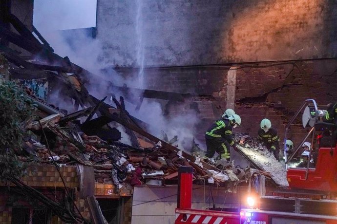 Bomberos trabajan en el edificio derrumbado en La Albericia