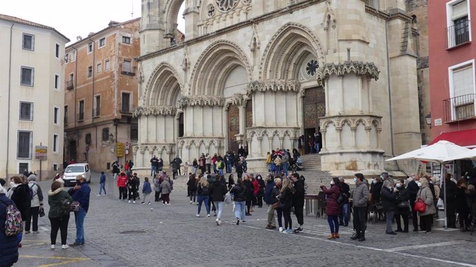 Archivo - Turistas en Cuenca.