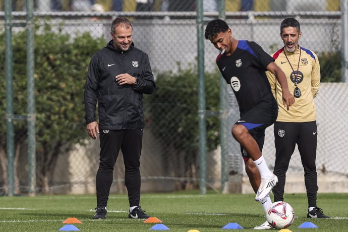 Hansi Flick con Lamine Yamal durante un entrenamiento del FC Barcelona