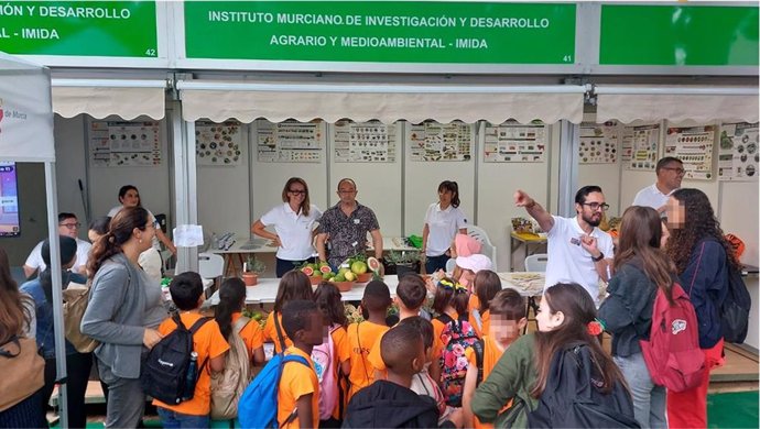 Investigadores del IMIDA muestran a los visitantes a la Semana de la Ciencia proyectos e investigaciones en materia agraria.