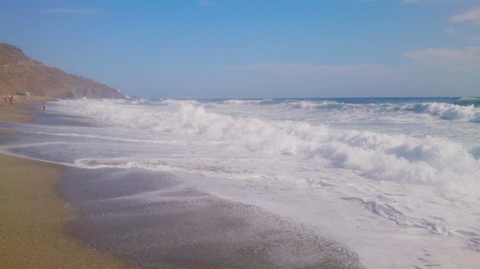 Archivo - Olas en una playa junto al Cabo de Gata. Imagen de archivo. 