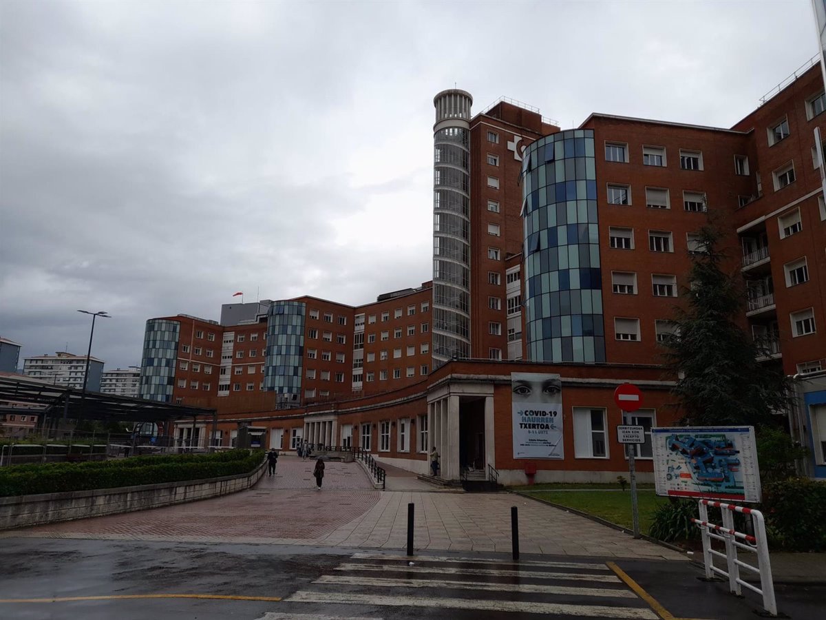 Trasladado al Hospital de Cruces uno de los heridos en el derrumbe de un edificio de Santander