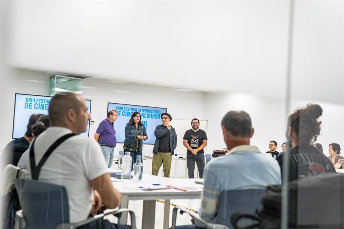 El cineasta Pablo Berger en un aula.