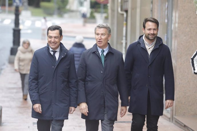 El presidente de Andalucía, Juan Manuel Moreno Bonilla; el presidente del PP, Alberto Núñez Feijóo; y el presidente del PP de Asturias, Álvaro Queipo