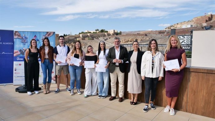 La Diputación y Altea entregan diplomas acreditativos a estudiantes formados para atender a personas con TEA.