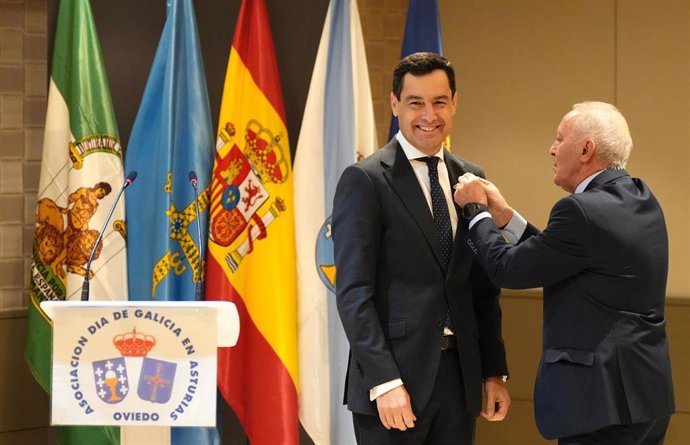 El presidente de la Junta de Andalucía, Juanma Moreno, recibe la insignia de Oro y el título de socio de honor de la Asociación del Día de Galicia.