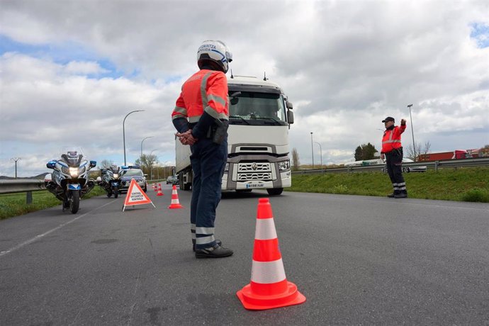 Una patrulla de agentes de la Ertzaintza frenan un vehículo en un control