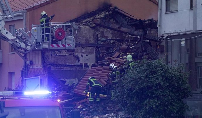 Agentes del equipo de bomberos trabaja en el edificio derrumbado, a 26 de octubre de 2024, en Santander, Cantabria (España). 