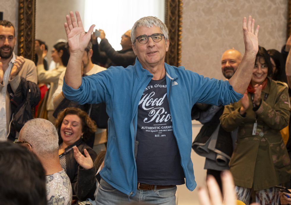 El director francés Alan Guiraudie se levanta entre el público tras anunciarse que ha ganado la Espiga de Oro de la 69 Seminci por su película 'Misericordia'.