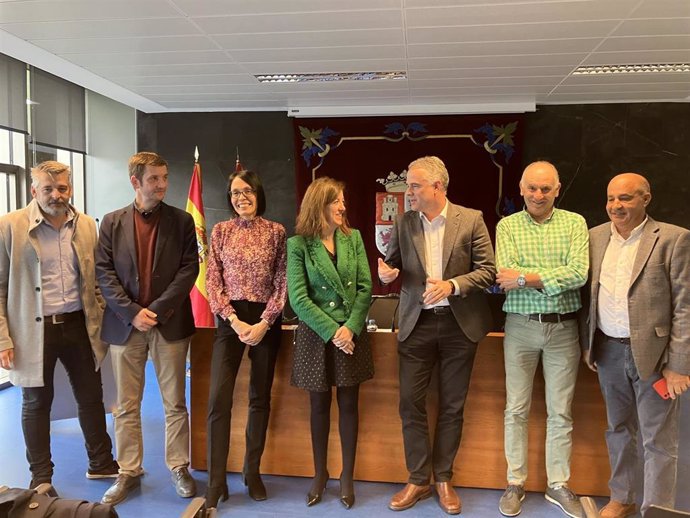 La directora general de Transportes y Logística, Laura Paredes,  se reúne con representantes de los 17 municipios que integran el transporte metropolitano de Salamanca