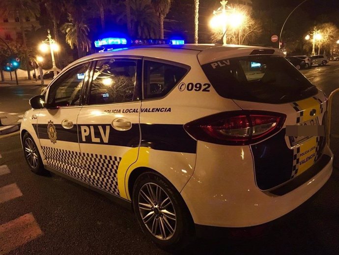 Archivo - Coche patrulla de la Policía Local de València