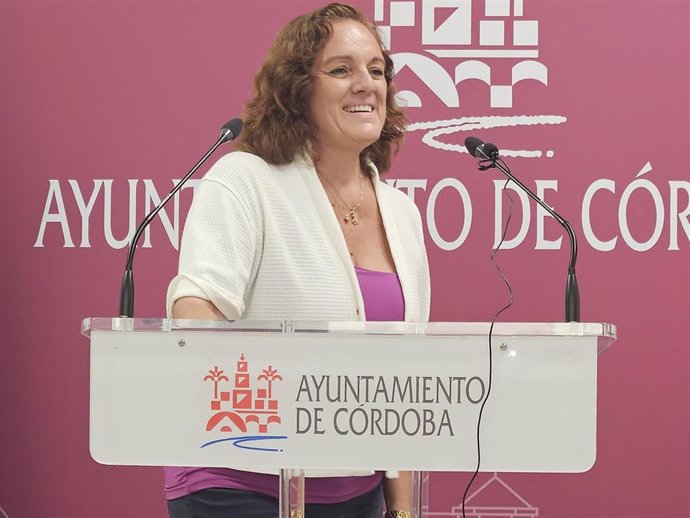 La concejala socialista en el Ayuntamiento de Córdoba Isabel Bernal , en una rueda de prensa.