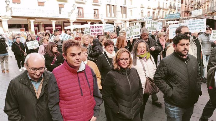 La portavoz del PSOE en las Cortes de Aragón, Mayte Pérez, en la manifestación convocada este sábado en Teruel en defensa de la sanidad pública.