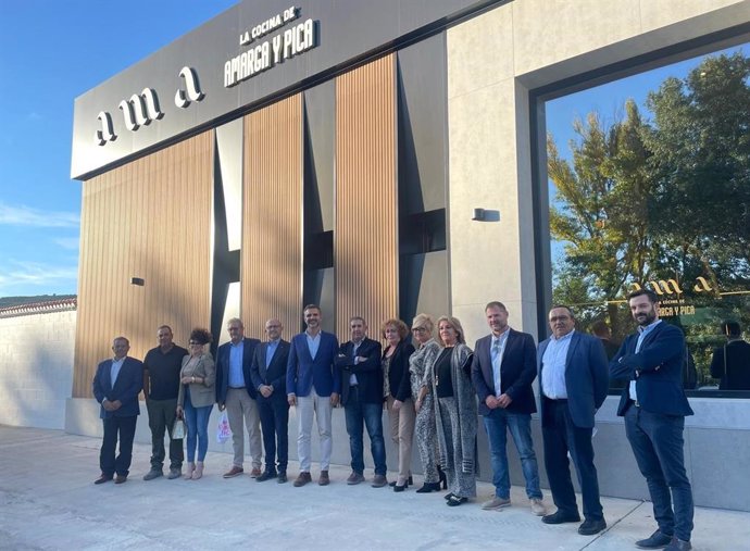 El consejero de Agricultura, Pesca, Agua y Desarrollo Rural, Ramón Fernández-Pacheco, en una visita a la Sociedad Cooperativa Agraria (S.C.A.) San Sebastián.